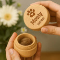 Coffret souvenir rond en bois pour chien, pour cendres ou poils, avec nom, dates & motif empreinte de patte